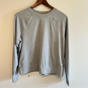 Vuori heather grey crew neck XS